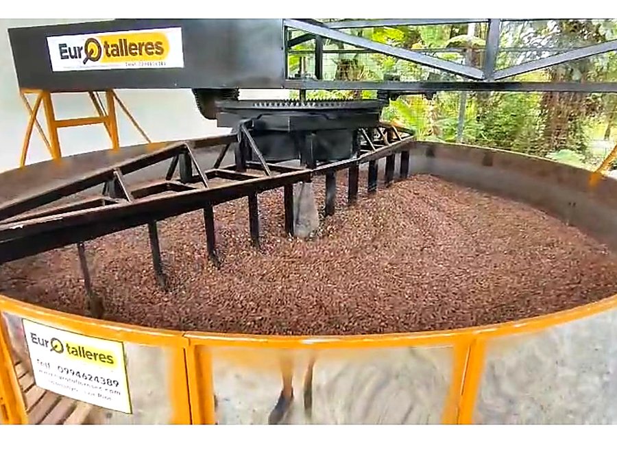 Licor de cacao 62% — granos tostados CCN-51 en proceso, planta ECUCOCOA